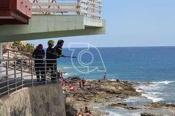 Intervención de los bomberos en Clavellinas ante la caída de cascotes del balcón de una vivienda de varias plantas (Foto TA)